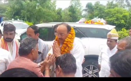 राहुल गांधी के मोची की दुकान पर काम करने से बौखलाए योगी के मंत्री : बोले फोटो छपवाने के लिए करते हैं