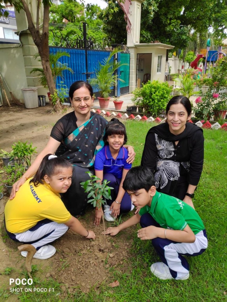 बच्चों ने पौधरोपण कर गो ग्रीन पहल का किया शुभारम्भ