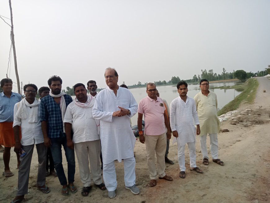 बाढ़ पीड़ितों का हाल जानने पहुंचे क्षेत्रीय विधायक फरीद महफूज किदवाई