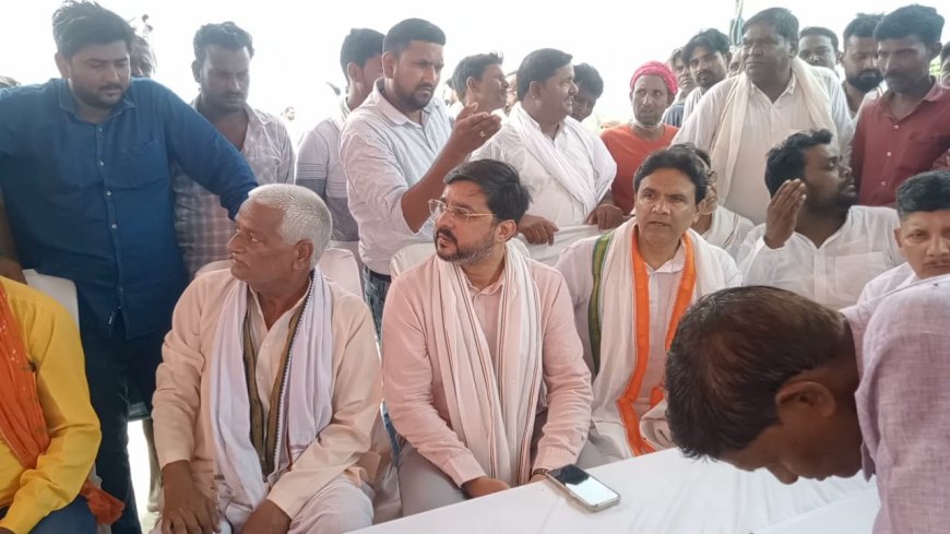 बाढ पीड़ितों से मिलने पहुंचे सांसद तनुज पुनिया