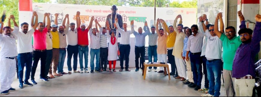 डिजिटलाइजेशन के विरोध में शिक्षक शिक्षामित्र