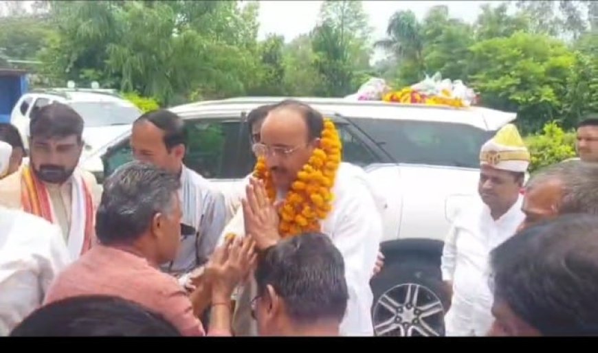 राहुल गांधी के मोची की दुकान पर काम करने से बौखलाए योगी के मंत्री : बोले फोटो छपवाने के लिए करते हैं