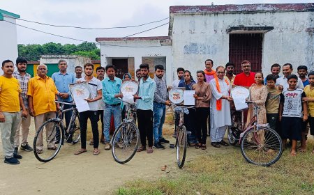 साइकिल पाकर खिल उठे मेधावियों के चेहरे