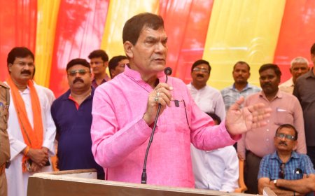 मंत्री  ए के  शर्मा ने मऊ के परदहा कॉटन