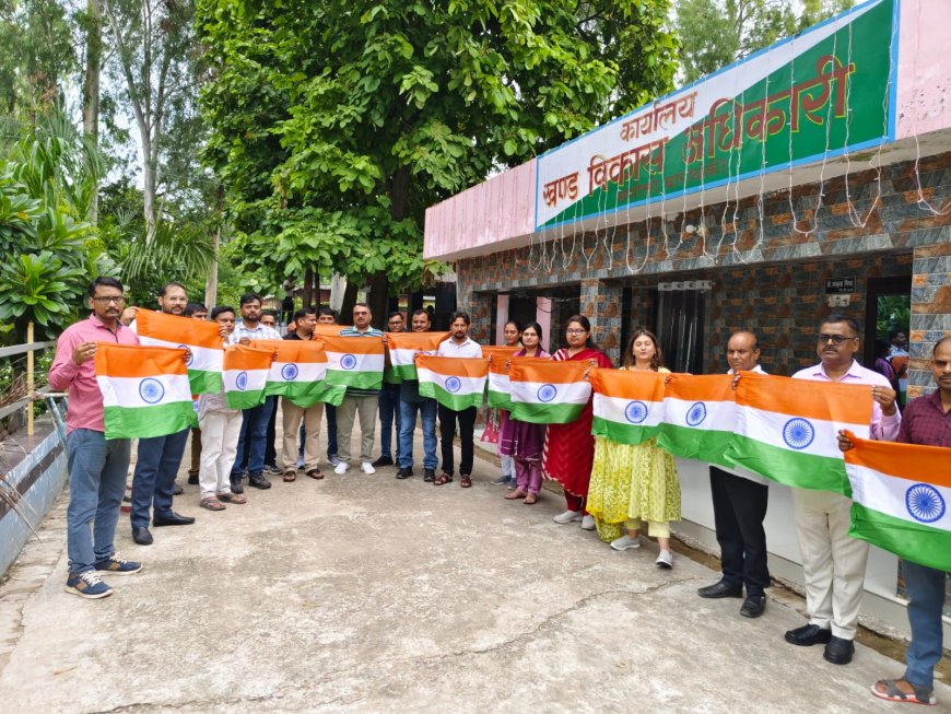 ब्लाक परिसर मसौली में खण्ड विकास अधिकारी डॉ संस्कृता मिश्रा के नेतृत्व में तिरंगा रेली का हुआ आयोजन