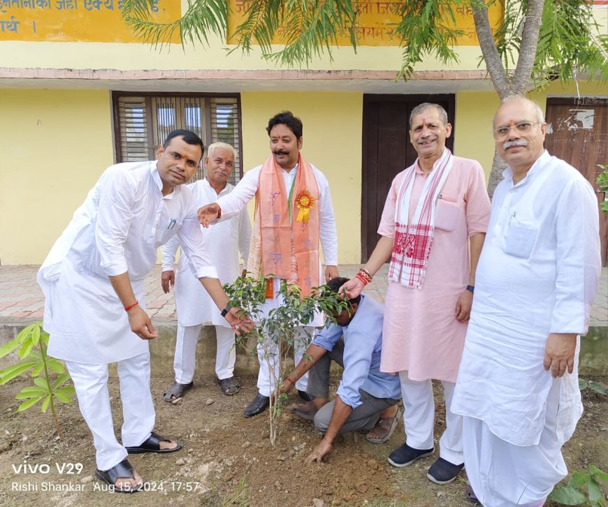 सरस्वती विद्या मन्दिर इण्टर कालेज माधवपुरी ने पौध रोपण कर मनाया स्वतंत्रता दिवस।