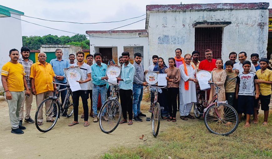 साइकिल पाकर खिल उठे मेधावियों के चेहरे