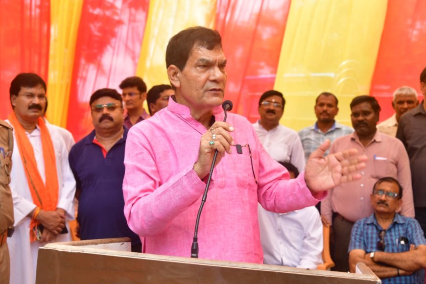 मंत्री ए के शर्मा ने मऊ के परदहा कॉटन