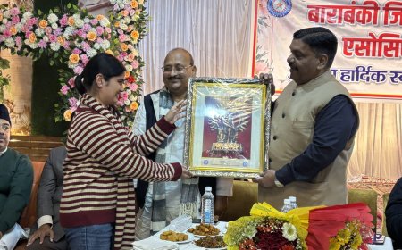 पूर्व मंत्री अरविंद सिंह गोप ने जिला स्तरीय कार्यशाला में बाराबंकी के उत्तीर्ण होने वाले अंपायर और स्कोरर छात्रों को सर्टिफिकेट देकर सम्मानित किया