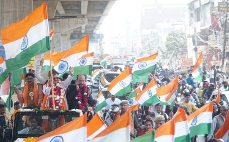 77वें गणतंत्र दिवस पर सरोजनीनगर में राष्ट्रभक्ति का विराट दृश्य, विधायक डॉ. राजेश्वर सिंह के नेतृत्व में भव्य तिरंगा यात्रा का आयोजन