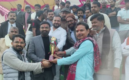 एपीएल प्रीमियर लीग–2026 फाइनल: आगरा ने ब्रदर्स इलेवन पनवाड़ी को 3 रनों से हराया, रोमांच चरम पर