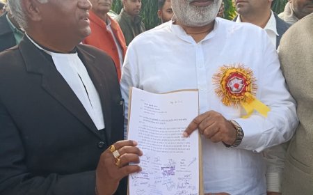 जल शक्ति मंत्री स्वतंत्र देव सिंह को सौंपा गया ज्ञापन, महोबा में डीएमएफ निधि से खनिज यूनिवर्सिटी की मांग