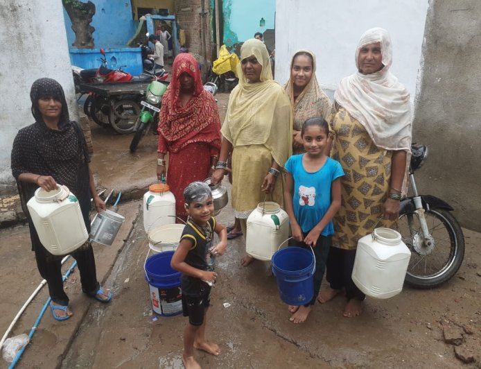 पाइपलाइन चोक होने से पनवाड़ी की आधी आबादी पानी को तरसी, एक सप्ताह से बूंद-बूंद के लिए भटक रहे लोग