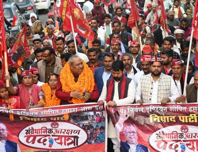 जनपद कुशीनगर से कैबिनेट मंत्री डॉ. संजय कुमार निषाद ने  संवैधानिक अधिकार पदयात्रा की शुरुआत की