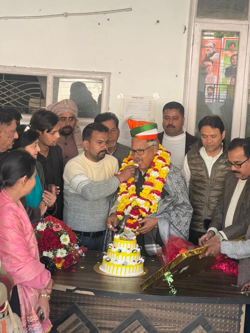पूर्व सांसद पी.एल. पुनिया का 81वां जन्मदिन, यूथ कांग्रेस जिलाध्यक्ष सिकंदर अब्बास रिज़वी ने केक काटकर मनाया, 
