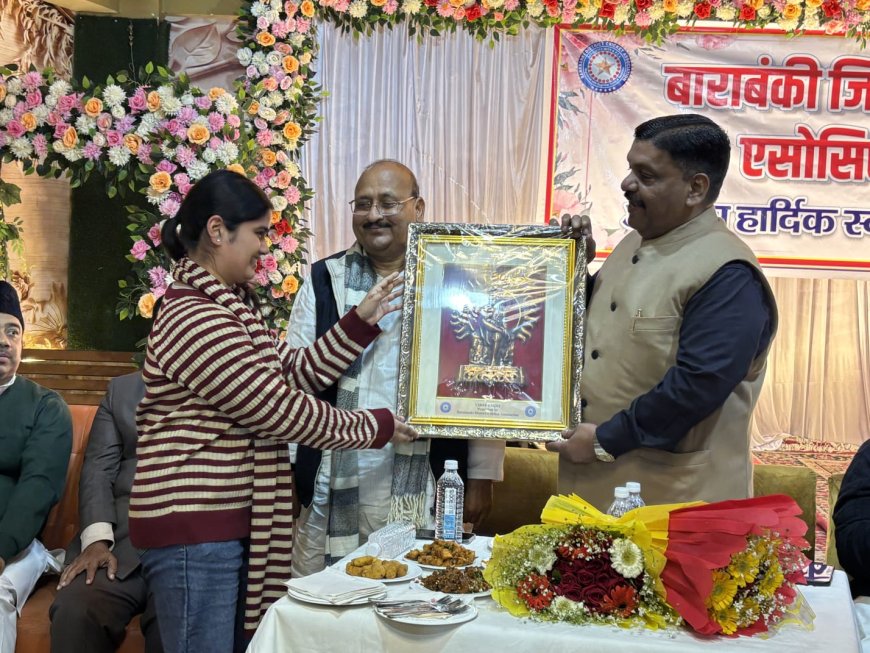 पूर्व मंत्री अरविंद सिंह गोप ने जिला स्तरीय कार्यशाला में बाराबंकी के उत्तीर्ण होने वाले अंपायर और स्कोरर छात्रों को सर्टिफिकेट देकर सम्मानित किया