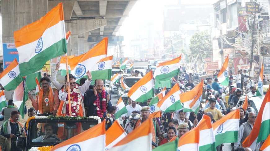 77वें गणतंत्र दिवस पर सरोजनीनगर में राष्ट्रभक्ति का विराट दृश्य, विधायक डॉ. राजेश्वर सिंह के नेतृत्व में भव्य तिरंगा यात्रा का आयोजन