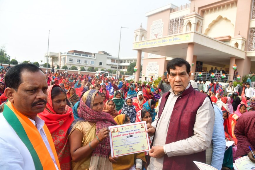 पीएम आवास योजना के लाभार्थियों को मंत्री ए.के. शर्मा ने वितरित किए स्वीकृति पत्र