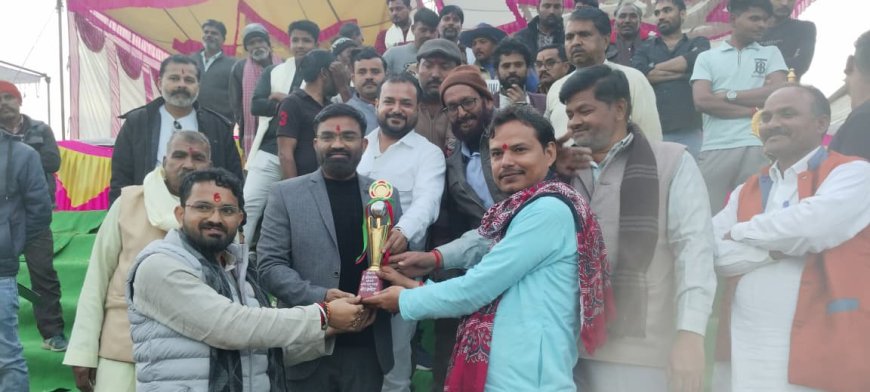 एपीएल प्रीमियर लीग–2026 फाइनल: आगरा ने ब्रदर्स इलेवन पनवाड़ी को 3 रनों से हराया, रोमांच चरम पर