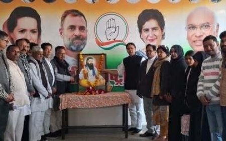 पूर्व सांसद पी०एल० पुनिया ने सन्त शिरोमणी रविदास की जयंती पर नमन कर उनके चित्र पर माल्यार्पण किया 