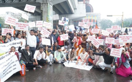 ओछी राजनीति पड़ी भारी : अजय राय के खिलाफ सड़कों पर फूटा सरोजनीनगर का जनाक्रोश, पुतला दहन कर जताया प्रचंड विरोध