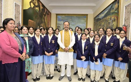 उप मुख्यमंत्री केशव प्रसाद मौर्य से बजट सत्र के दौरान छात्राओं की भेंट, कार्यालय कक्ष के बाहर संवाद व स्मृति चित्र