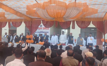 पूर्व मुख्यमंत्री अखिलेश यादव ने नवविवाहित जोड़े को दिया आशीर्वाद