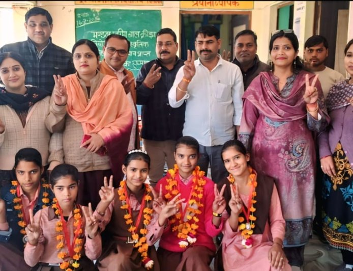 मंडलीय बाल क्रीड़ा प्रतियोगिता में चिलौकी विद्यालय प्रथम ग्राम प्रधान ने किया सम्मानित