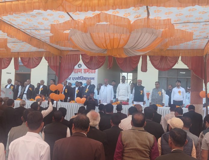 पूर्व मुख्यमंत्री अखिलेश यादव ने नवविवाहित जोड़े को दिया आशीर्वाद