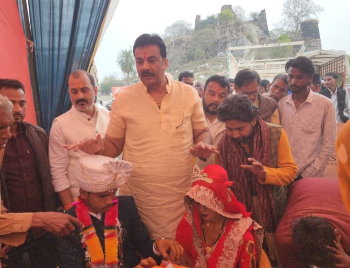 सामूहिक विवाह सम्मेलन: संवेदना, संस्कार और समर्पण का अलौकिक संगम; नवदंपतियों को डॉ० संदीप ने दिया शुभाशीष 