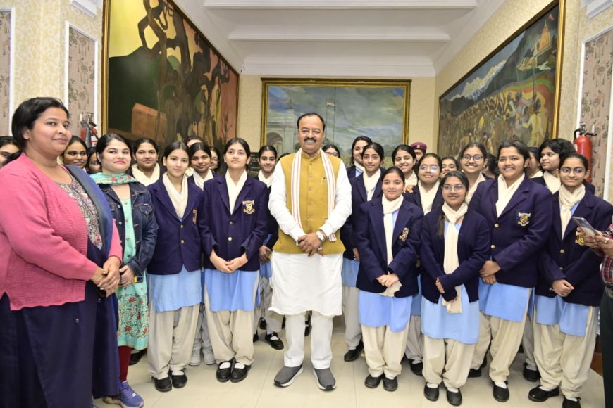 उप मुख्यमंत्री केशव प्रसाद मौर्य से बजट सत्र के दौरान छात्राओं की भेंट, कार्यालय कक्ष के बाहर संवाद व स्मृति चित्र