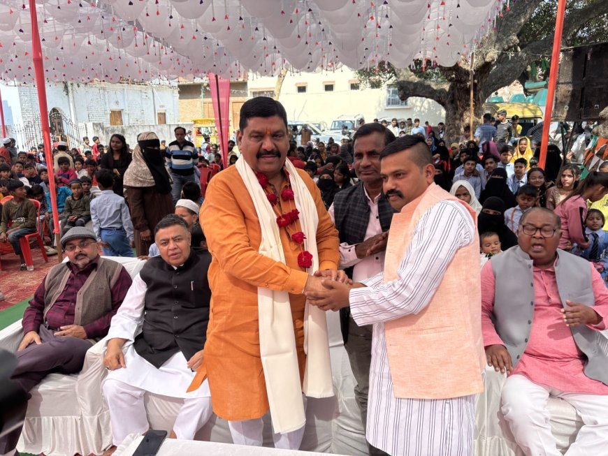 सतरिख के अहमदी अकबर वारसी स्कूल के वार्षिक समारोह में पूर्व  मंत्री अरविंद सिंह गोप ने उपस्थित होकर बच्चों का उत्साह वर्धन किया