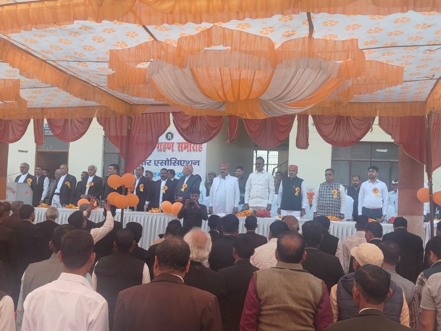 पूर्व मुख्यमंत्री अखिलेश यादव ने नवविवाहित जोड़े को दिया आशीर्वाद