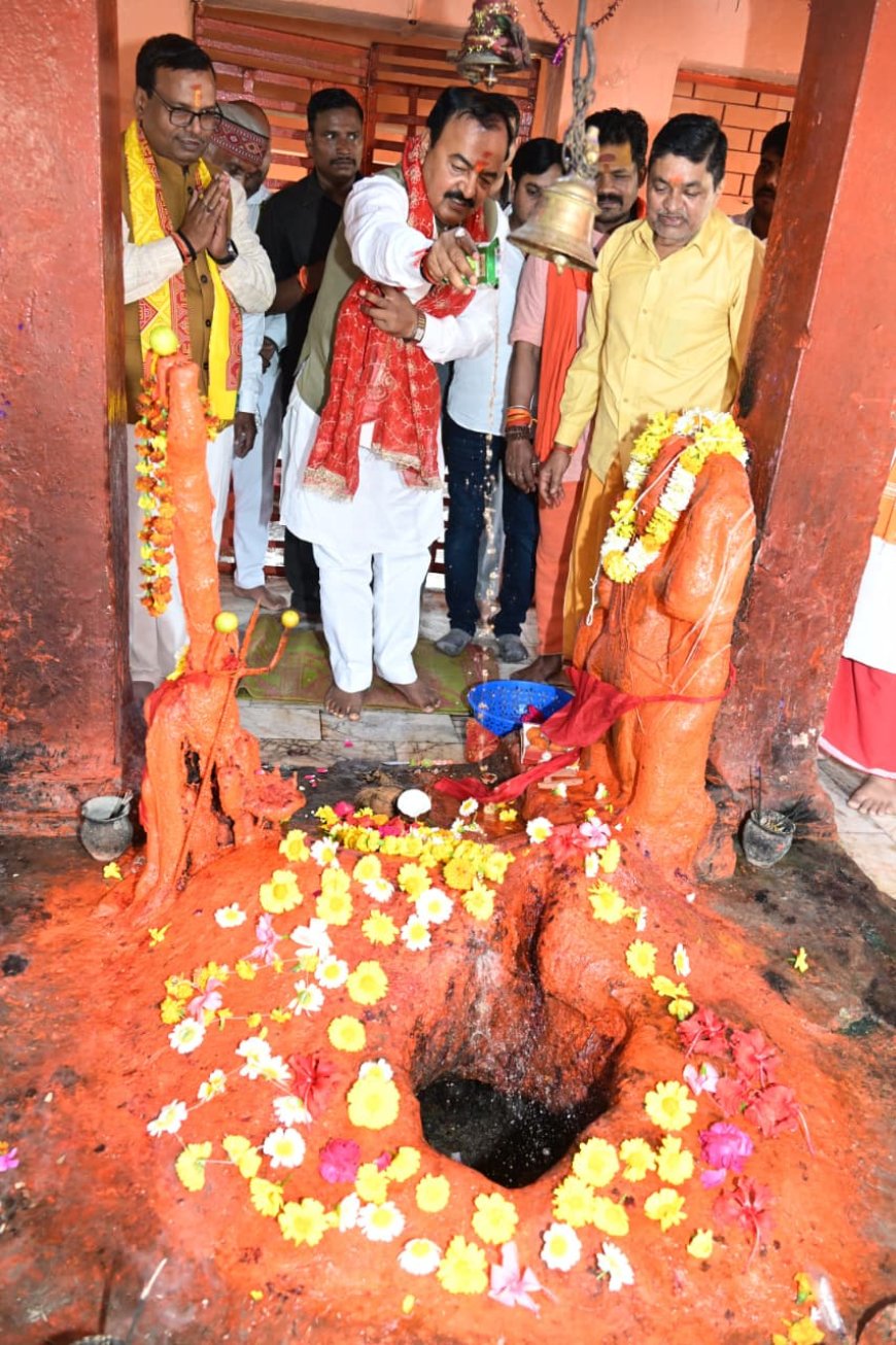 कौशाम्बी में उप मुख्यमंत्रीकेशव प्रसाद मौर्य ने माँ शीतला व बाबा कालभैरव के किए दर्शन-पूजन